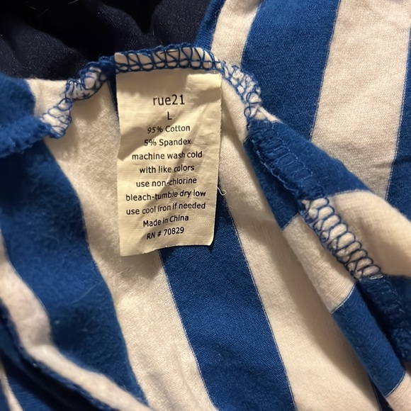 Rue 21 Large V-Neck Tee - Picture 4 of 4